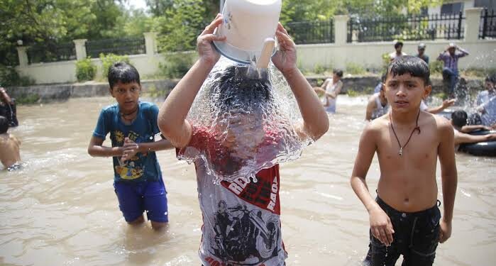 Srinagar swelters in season’s hottest day as mercury shoots up in J&K