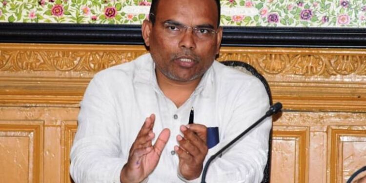Make proper arrangements to receive Hajj Pilgrims at Srinagar Airport: Div Com to officers