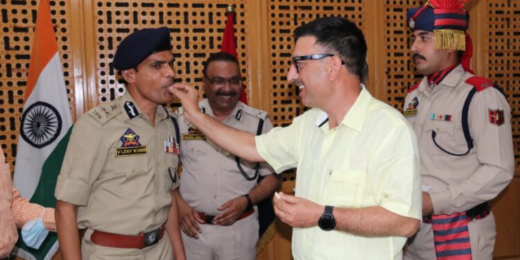 DGP decorates Vijay Kumar (IPS) on his promotion as ADGP