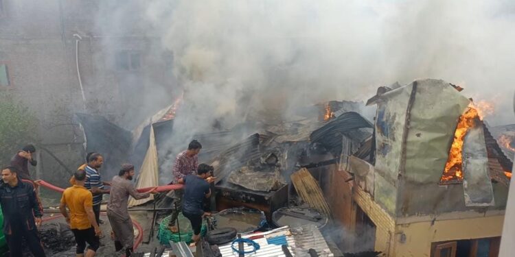 Darul Uloom, 2 houses damaged in fire in Khaniyar Srinagar