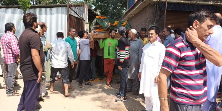Communal Bonhomie: Muslims Perform Last Rites Of Elderly KP Woman In Shopian