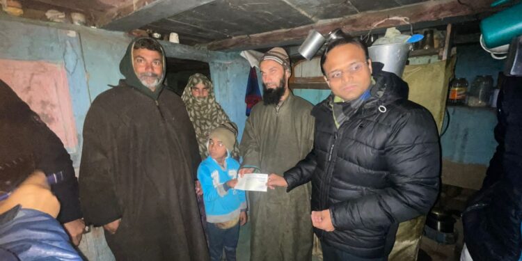 DC Kupwara Visits Destitute Kandi Family, Hands Over Rs. 20000 Cheque After Video Seeking Assistance Goes Viral