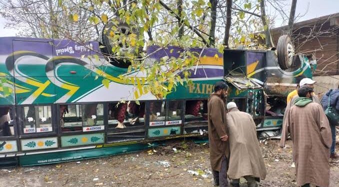 28 passengers injured in Handwara accident