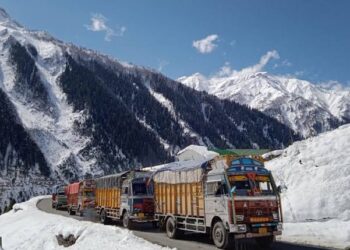 Mughal Road, Srinagar-Leh highway closed after fresh snowfall