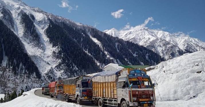 Mughal Road, Srinagar-Leh highway closed after fresh snowfall