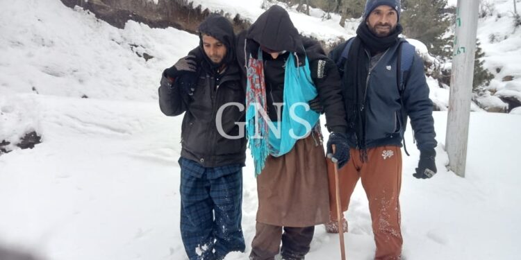 Locals Ferry Male Patient On Stretcher As Authorities ‘Yet To Clear Road of Accumulated Snow’ on Road Connecting Jumagund to Zurhama in Kupwara