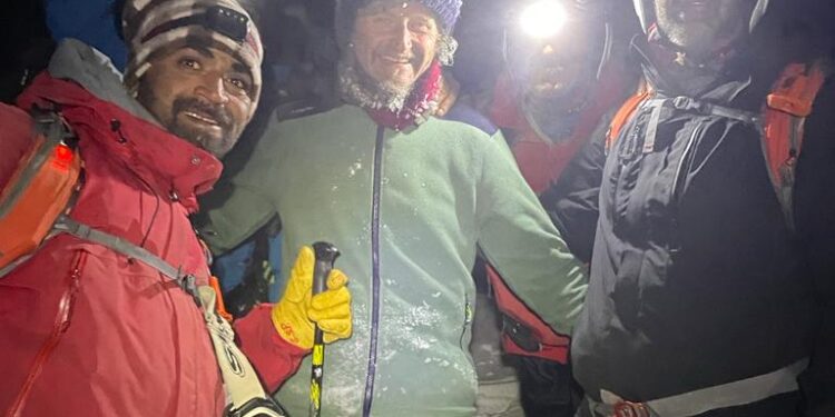 Police rescues foreign tourist from skiing slopes at Gulmarg