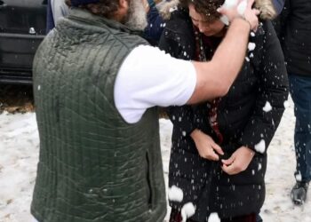 Rahul Gandhi, Priyanka play with snow, throw it on each other in Srinagar