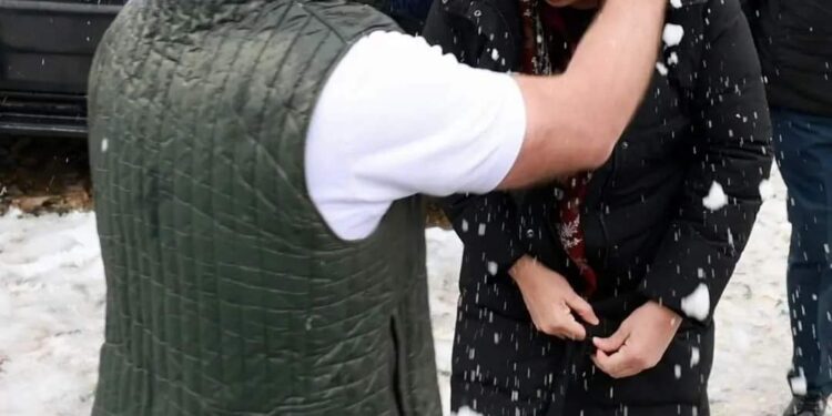 Rahul Gandhi, Priyanka play with snow, throw it on each other in Srinagar