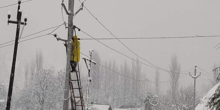 Snowfall Causes Damage to 3 Residential Houses, Disrupts Normal Life in Uri