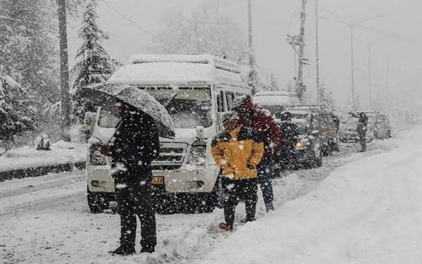 Snow, Rains Lash J&K; Night Temp Rises