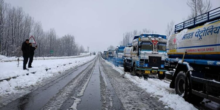 Highway remains closed, around 1000 vehicles stranded: Officials