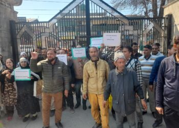 Single-lab Technicians, Allied Employees At GMC Srinagar Protest Over Non Disbursal of Salaries