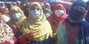 School Education Department Sweepers Seeking Regularisation Hold Protest in Sopore