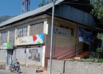 Ajas Residents Aghast Over ‘Casual Approach of Employees’ At Local J&K Bank Unit