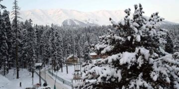 Fresh snowfall in Gulmarg, light rains lash plains in J&K