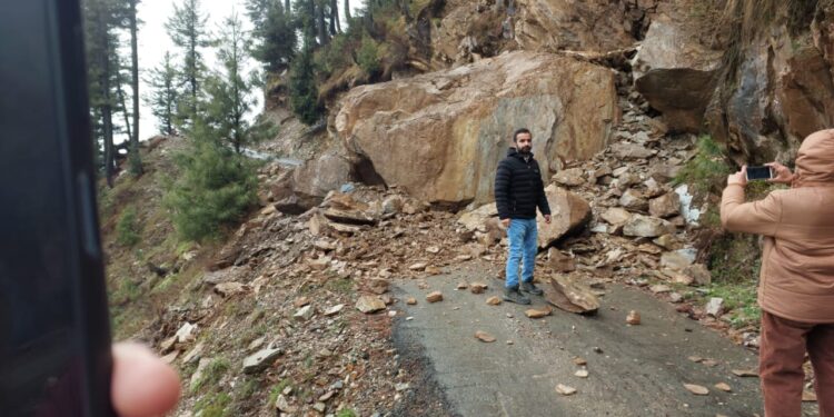 Zirhama – Jumgund Road Blocked Due to Landslide