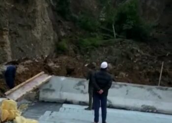 Landslide Hits Truck Along Jammu-Srinagar Highway, 2 Persons Injured