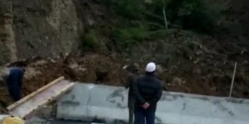 Landslide Hits Truck Along Jammu-Srinagar Highway, 2 Persons Injured