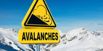 JKDMA Issues Avalanche Alert for 7 Districts