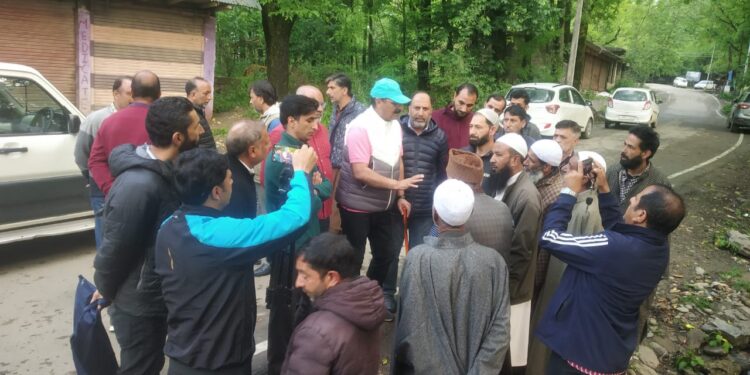 Director Agriculture visits Hailstorm affected areas of Baramulla, Kupwara