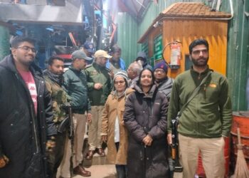 Police Rescues 250 Tourists Stuck at Gondola Phase-II in Gulmarg
