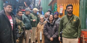 Police Rescues 250 Tourists Stuck at Gondola Phase-II in Gulmarg