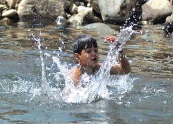 Kashmir sizzles, records season’s hottest day