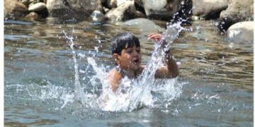 Kashmir sizzles, records season’s hottest day