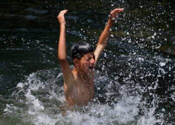 Kashmir Reels Under Sweltering Heat, Records Season’s Hottest Day