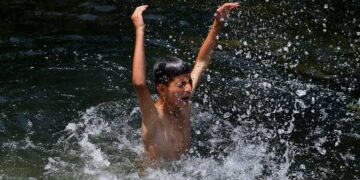 Kashmir Reels Under Sweltering Heat, Records Season’s Hottest Day