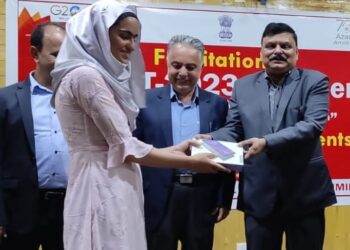 Alok Kumar felicitates NEET qualifiers, 10th/12th class toppers of Kashmir division