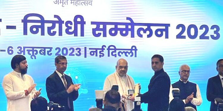 Home Minister Honours SSP Srinagar, Rakesh Balwal, With ‘Excellence in Investigation’ Award