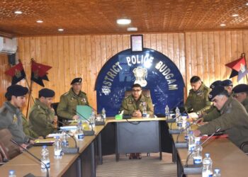 IGP Kashmir visits Budgam, chairs review meeting