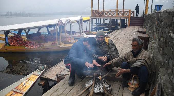 Kashmir freeze unabated, MeT says dry and cold weather to continue till Dec 16