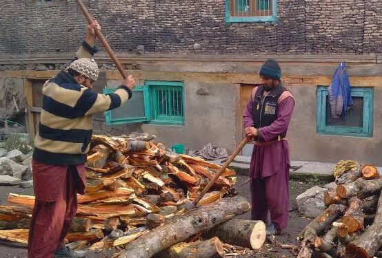 As Temperatures Nosedive, Many Mosques Left Without Firewood for ‘Hamaams’ in Range Mawer
