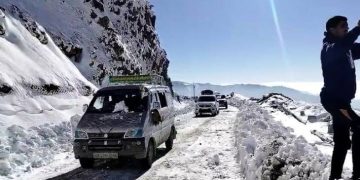 Mughal road reopens after snow clearance