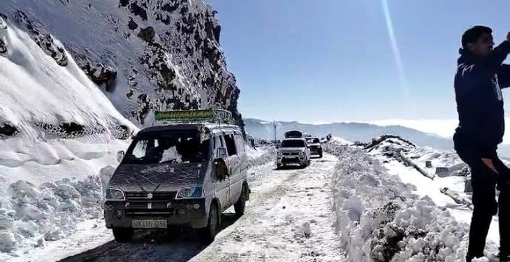 Mughal road reopens after snow clearance