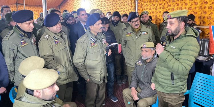 DGP J&K RR Swain Participates in ‘Bada Khana’ Programme At DPL Kupwara