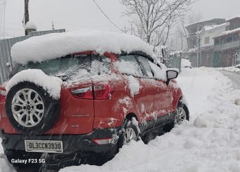 Rains, snow continue in Kashmir; Gulmarg amasses 3-ft snowfall in 48 hours