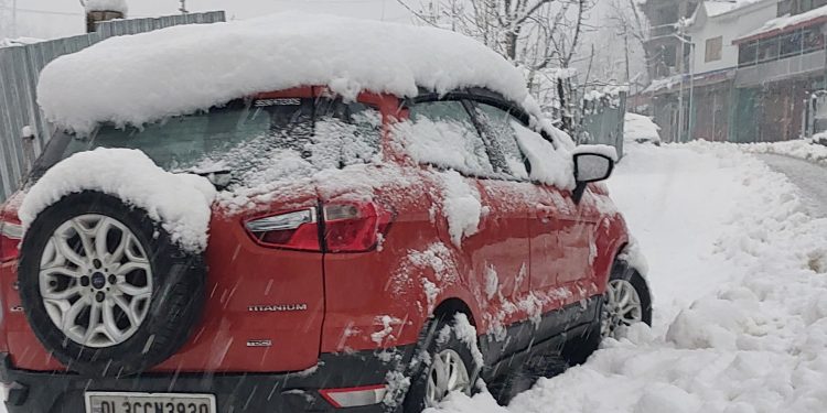 Rains, snow continue in Kashmir; Gulmarg amasses 3-ft snowfall in 48 hours