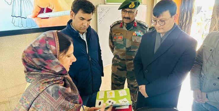 Div Com visits transit accommodation in Bla