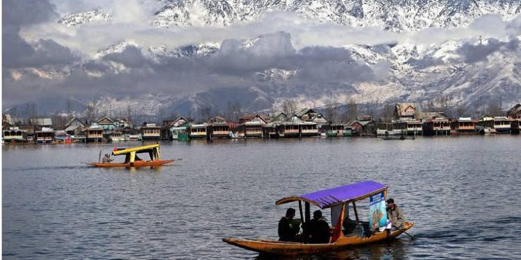 Night temp rises slightly but hovers below sub-zero level in Kashmir