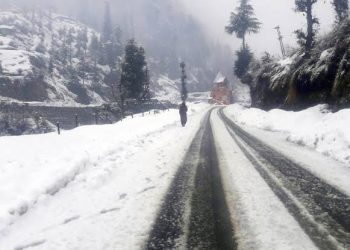Light rains lash plains, Gulmarg among higher reaches receive fresh snowfall