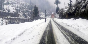 Light rains lash plains, Gulmarg among higher reaches receive fresh snowfall