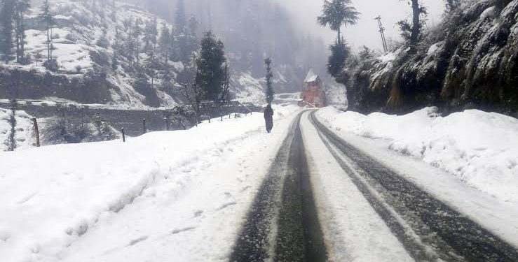 Light rains lash plains, Gulmarg among higher reaches receive fresh snowfall