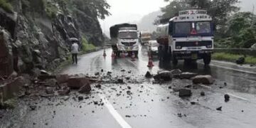 Traffic Suspended After Landslide At Peer Ki Gali On Mughal Road